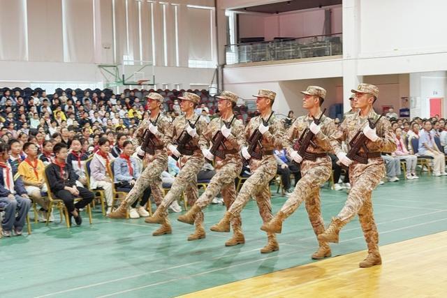 瞧！他们来自九三阅兵方队